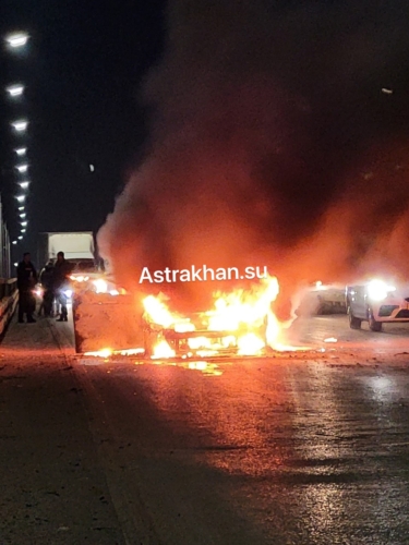 В Астрахани на мосту сгорела иномарка