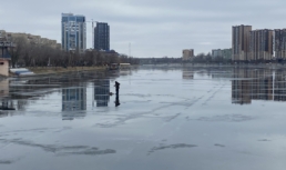 На астраханских водоемах лед продолжает ежедневно таять