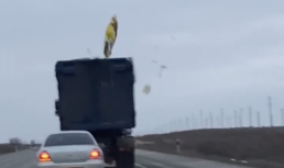 На трассе в Астраханской области заметили ураган из мусорных пакетов