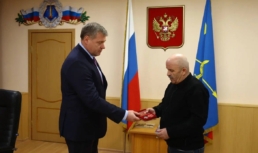 Игорь Бабушкин передал орден Мужества отцу погибшего бойца СВО