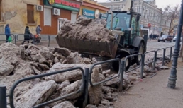 Коммунальщики тоннами вывозят наледь с улиц Астрахани