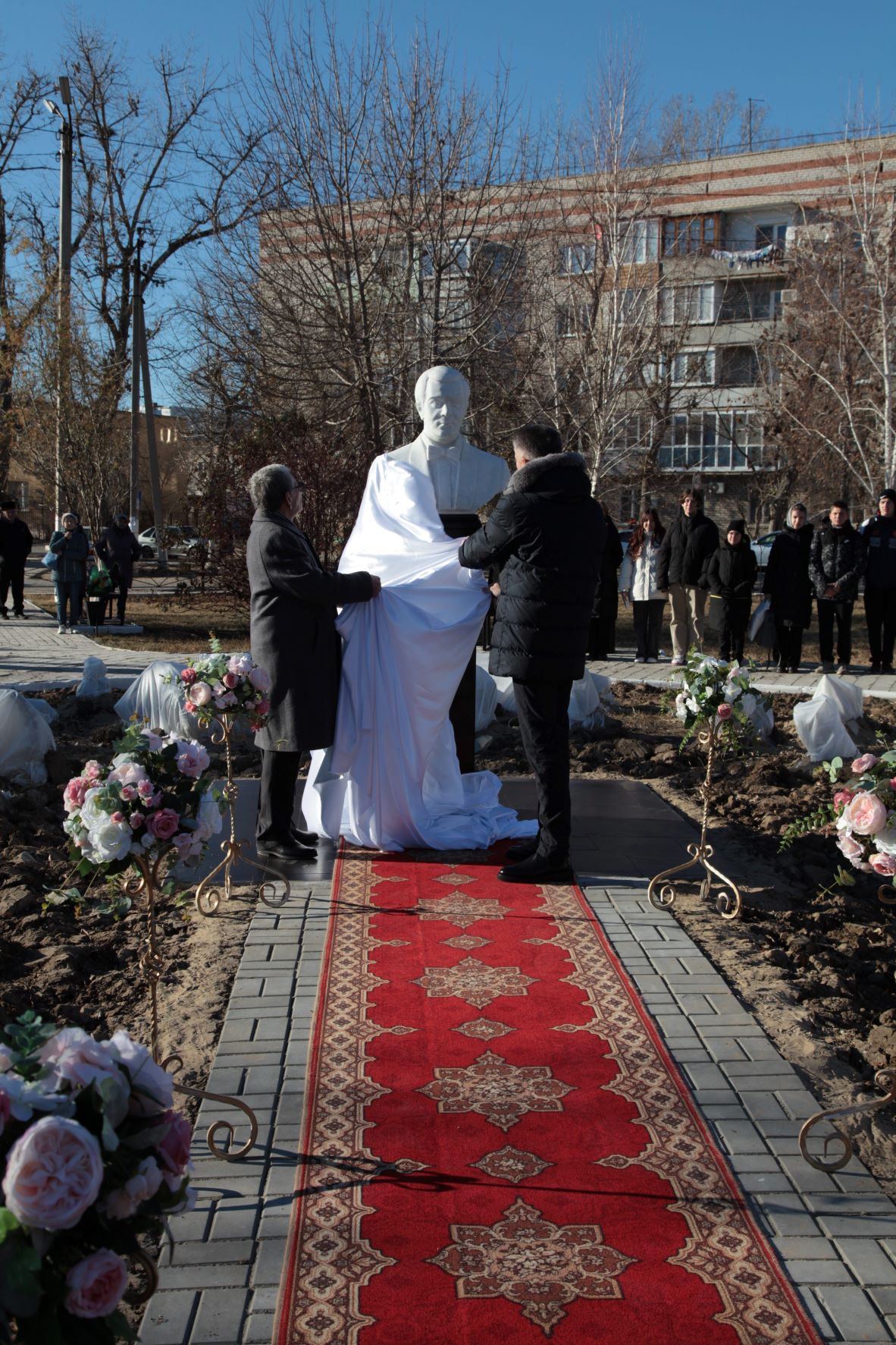 В Астраханской области появился памятник Муслиму Магомаеву