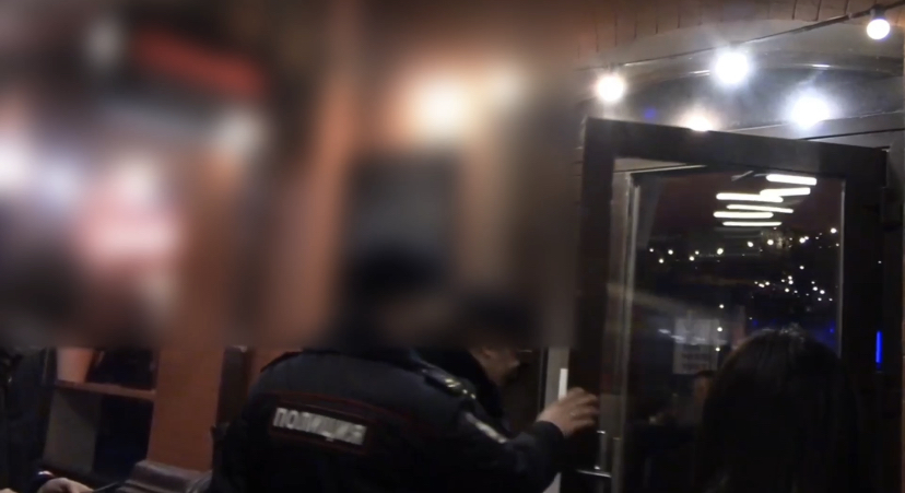 Астраханцев, отдыхающих в барах на улице Фиолетова, доставили в полицию