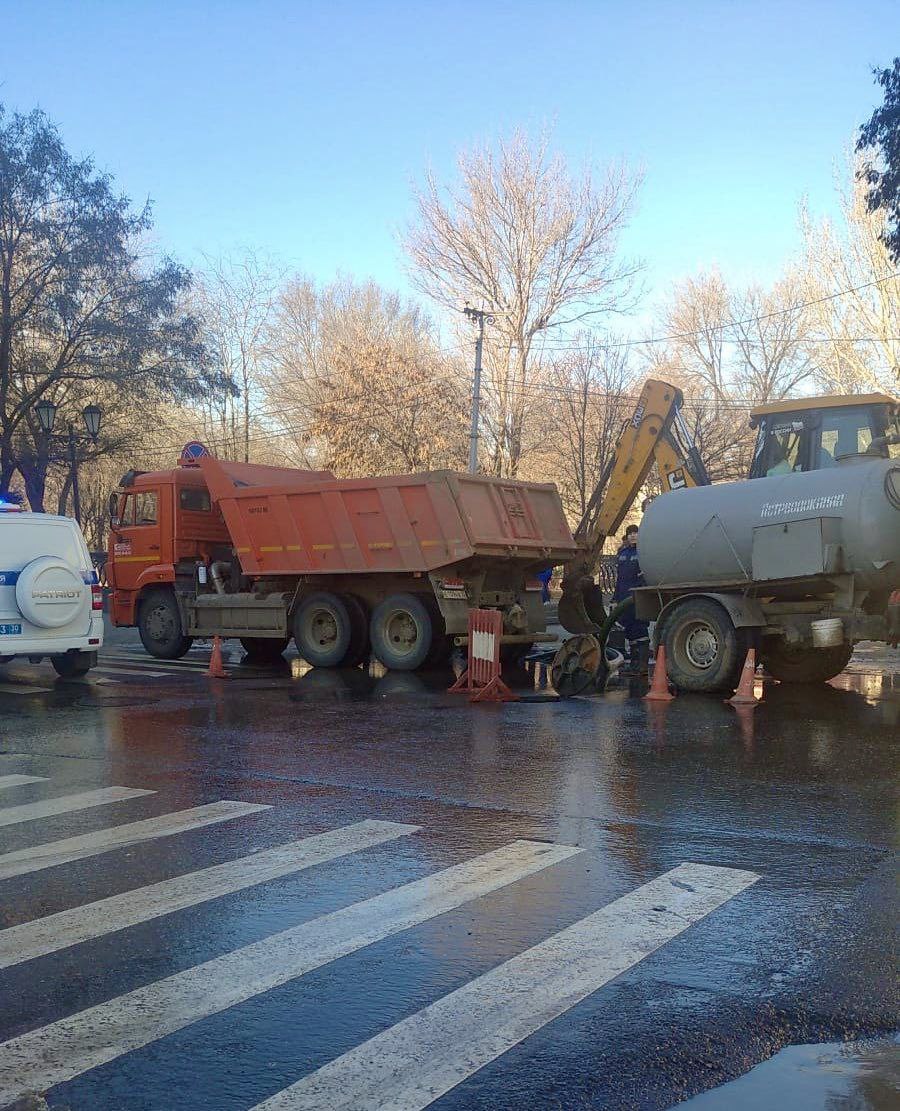 Водоканал назвал причину коммунальной аварии в центре Астрахани