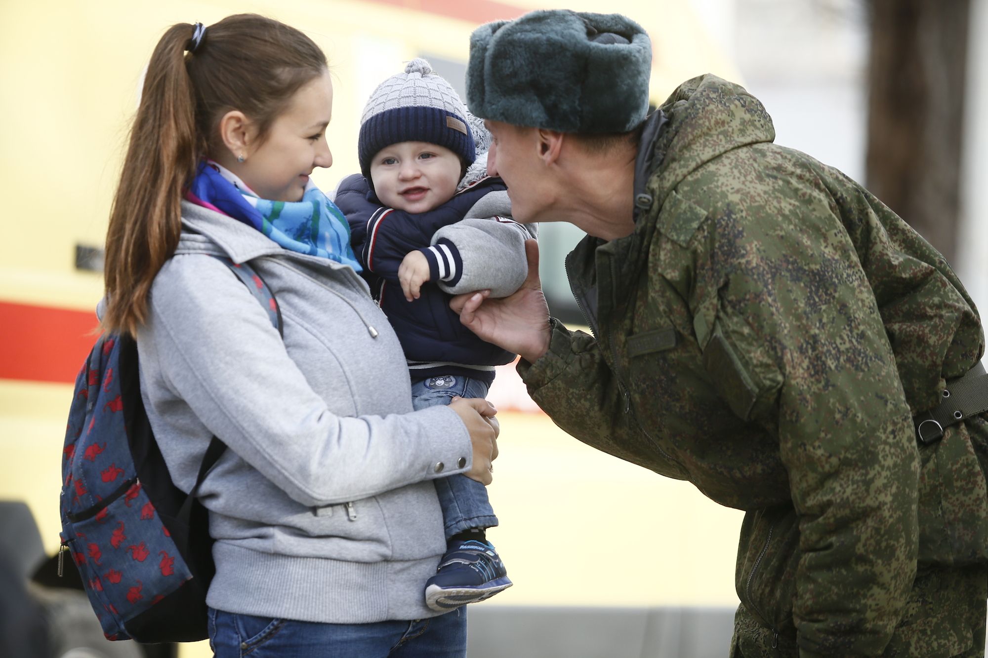Служба семьи в рф. Семья военнослужащего. Военный с ребенком. ВОЕННЫЙС семькей. Солдат с семьей.