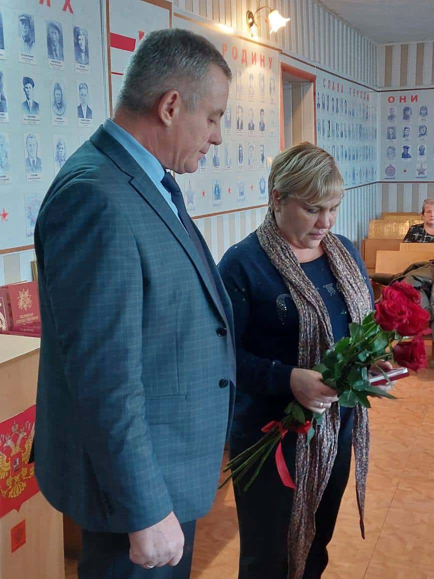 Вдове погибшего на Украине астраханца передали орден Мужества