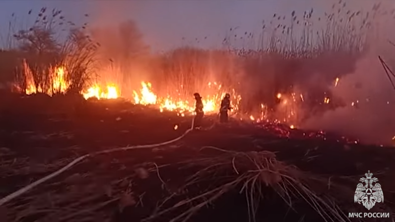 Тушение пожара на 850 «квадратов» под Астраханью попало на видео