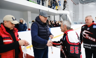 Игорь Бабушкин вручил награды астраханским хоккеистам