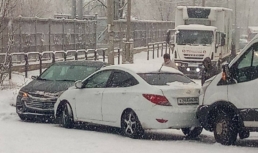 В Астрахани из-за снегопада произошло 25 аварий: есть пострадавшие