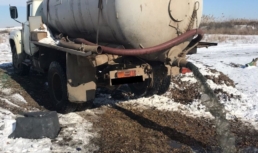 В Астраханской области ассенизаторы сливали отходы на землю