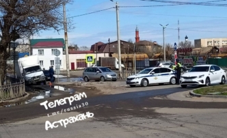 На улице Мечникова в Астрахани провалился очередной автомобиль