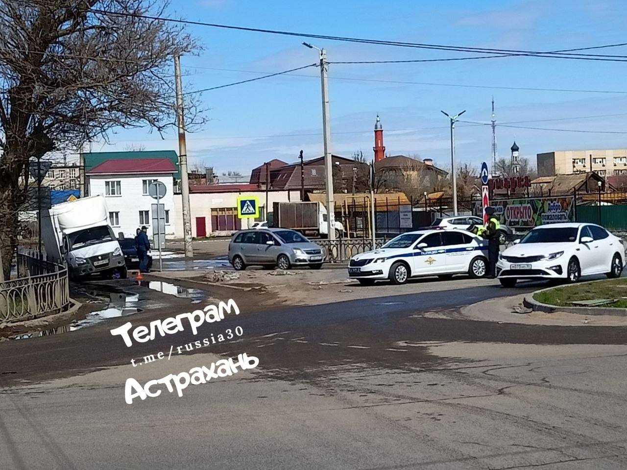 На улице Мечникова в Астрахани провалился очередной автомобиль