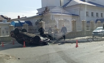 В Астрахани у мечети перевернулся автомобиль