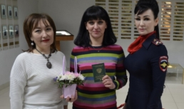 В Астрахани полицейские совместно с общественниками помогли женщине оформить документы