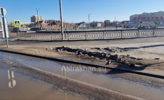 Тротуар на улице Ахшарумова в Астрахани оказался изуродован