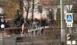 В Астрахани голый мужчина пообщался с памятником Тукаю