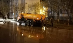 Ночью в Астрахани после сильного дождя начали откачивать осадки
