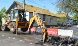 В Астрахани на улице Псковская идет ремонт ливневой канализации