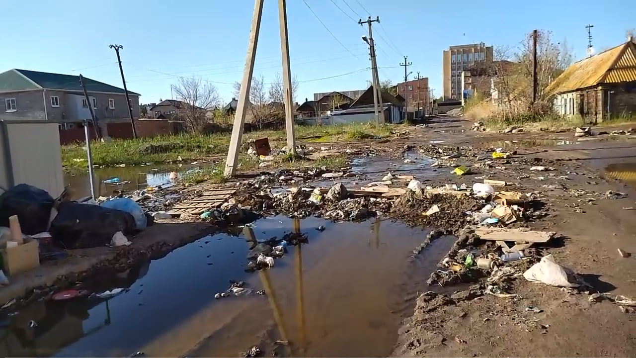 Огромные мусорные свалки захватывают две улицы Астрахани