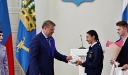 Губернатор Астраханской области вручил паспорта школьникам