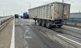 В Астрахани водитель не справился с управлением и создал большую пробку на мосту