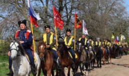 Парад перед домом ветерана устроили казаки в Астраханской области