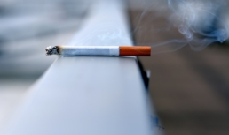 курение сигареты (фото unsplash)