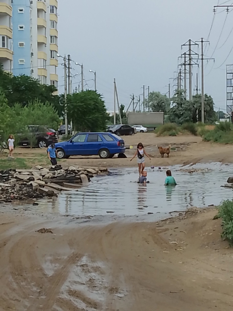 В Астрахани дети купаются в лужах