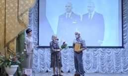 В Астраханской области родителям участника СВО вручили знак «Восхищение»