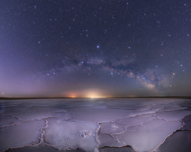 Арка Млечного пути над соленым озером. Наримановский район Астраханской области, 22 июня 2023г. Фото Ольги Семисотовой