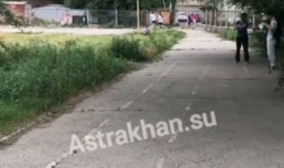 Спортивная площадка в центре Астрахани находится в плачевном состоянии