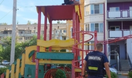 Астраханские спасатели помогли ребенку спуститься с крыши детской площадки