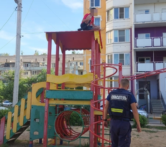 Астраханские спасатели помогли ребенку спуститься с крыши детской площадки