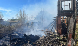 Спасатели ликвидируют крупный пожар в Кировском районе Астрахани