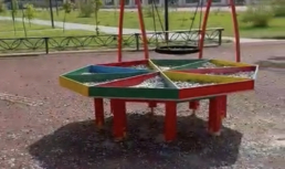 Астраханские вандалы испортили детскую площадку для детей с ОВЗ