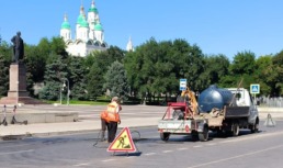В Астрахани на площади Ленина обследуют ливневки