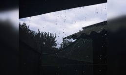 В Астрахани устраняют последствия ураганного ветра