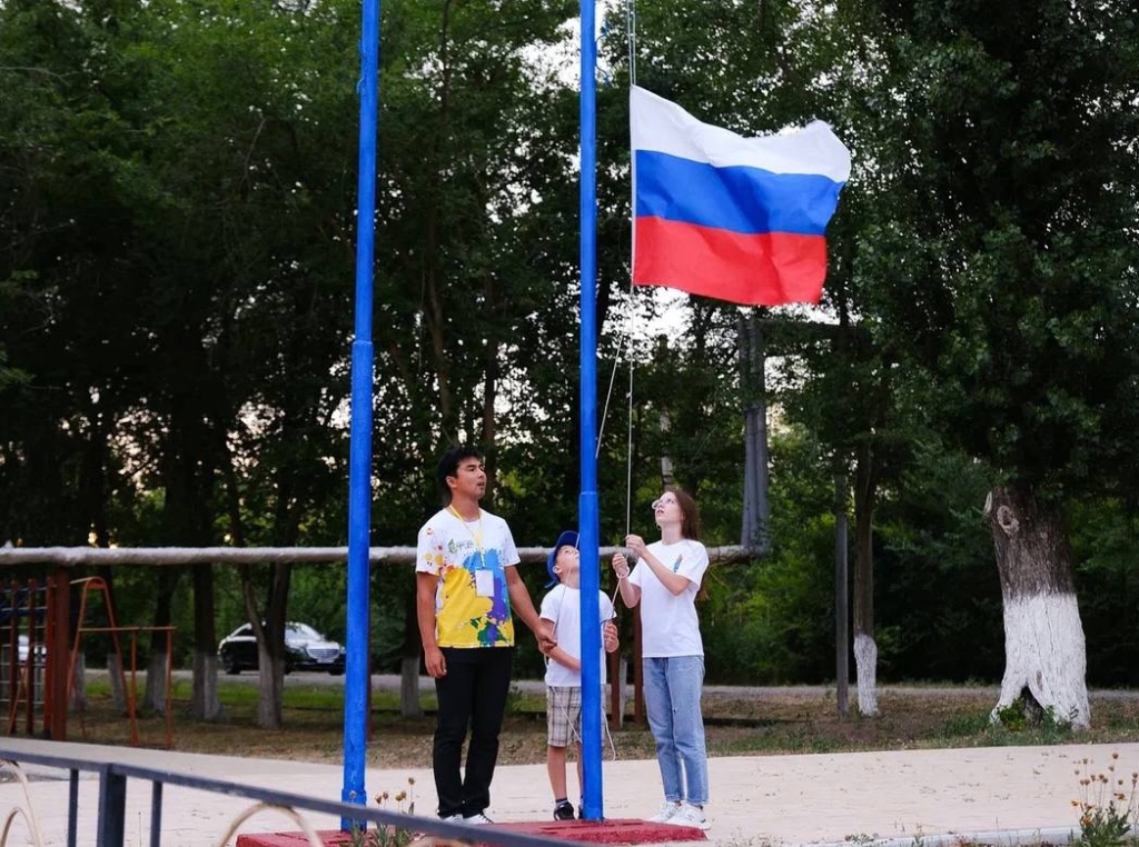 Лагерь смена. Флаг России. День российского флага в 2023. Астраханские лагеря.