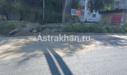 В Астрахани на отремонтированной осенью улице образовалась яма