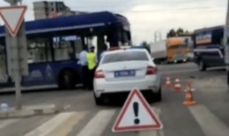 В Астрахани фургон «Почты России» столкнулся с «Волгабасом»