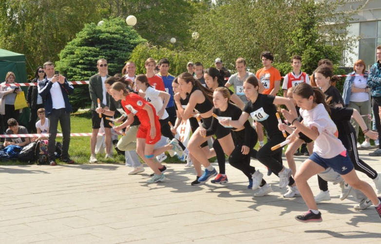 легкоатлетическая эстафета (фото администрации Астрахани)