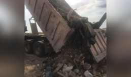 В Астрахани водитель грузовика сбрасывал обломки старого здания в неположенном месте