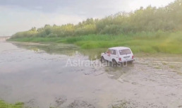 автомобиль заехал в Волгу