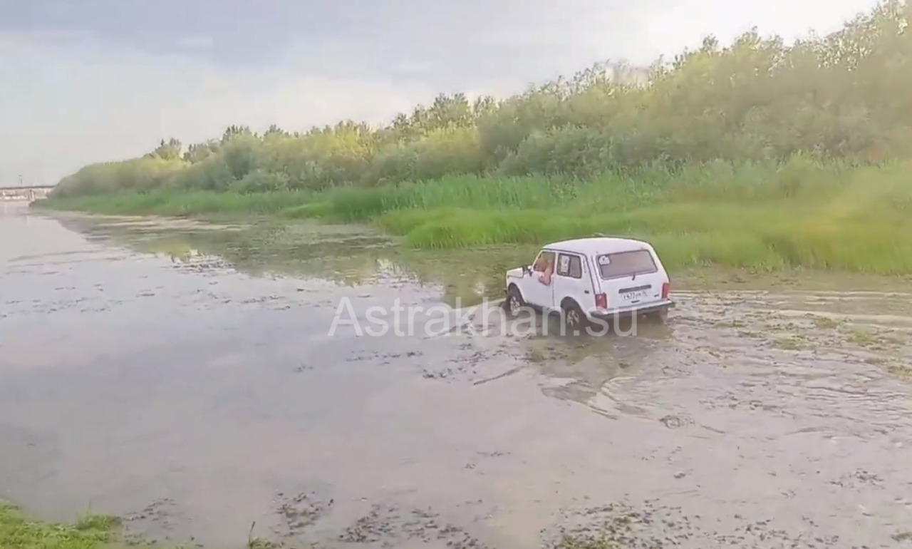 Автомобилисты выезжают на берега астраханских водоёмов: насколько это  законно