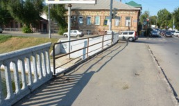 В Астрахани восстановили ограждение на Троицком мосту