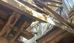 В Астрахани пострадала женщина после обрушения балкона