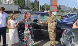 Астраханским бойцам в зону СВО передали новый автомобиль