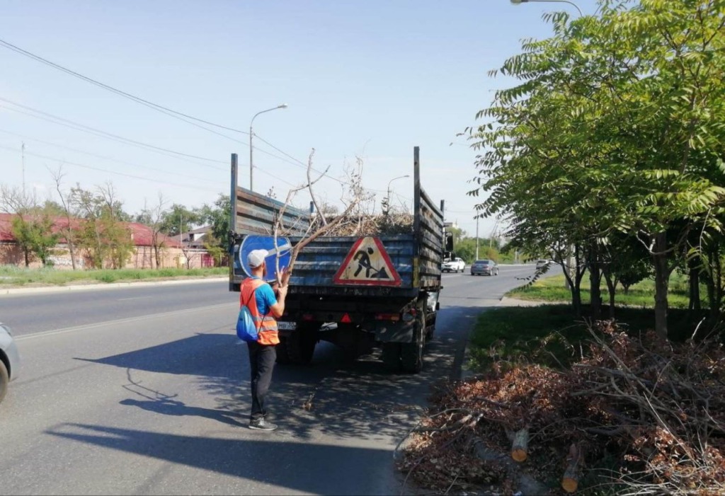 ликвидация мусора свалки (фото администрации Астрахани)