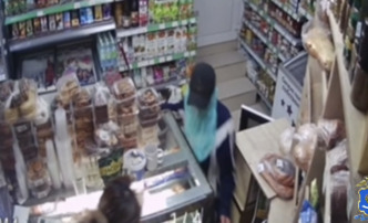 Астраханец с полиэтиленовым пакетом на голове захотел ограбить магазин