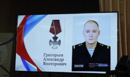 Жене погибшего военнослужащего из Астраханской области вручили Орден Мужества